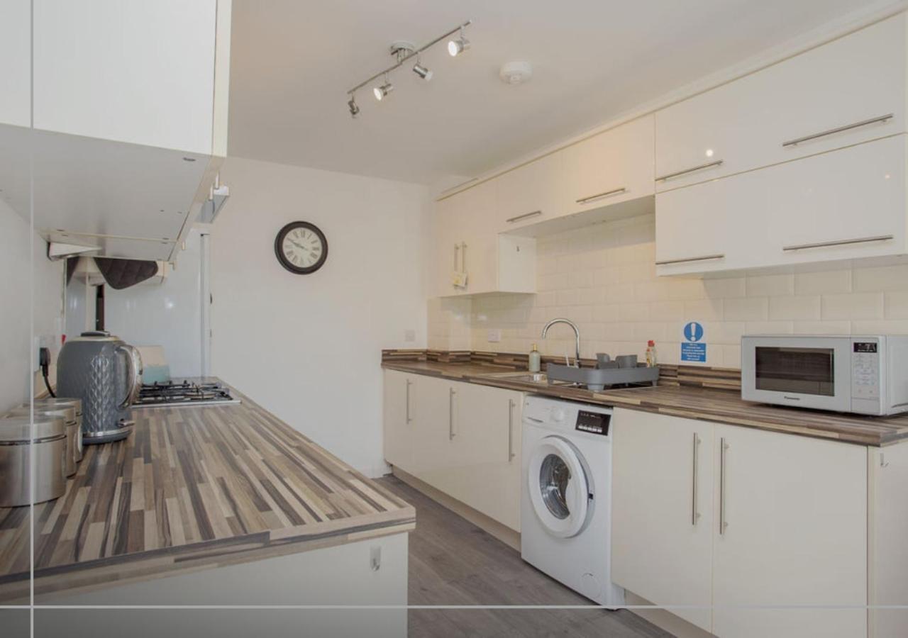 Cb - 5 Bedroom House In Molyneux Square Apartment